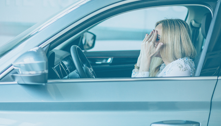 mujer con las manos en la cabeza porque ha sido culpable de un accidente y no sabe si tiene derecho a recibir indeminzacion